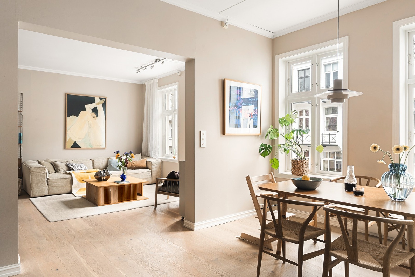 Videre finner du kjøkkenet som har god plass til et stort spisebord, og innbyr til lange måltider og hyggelige sammenkomster. Galleribilde