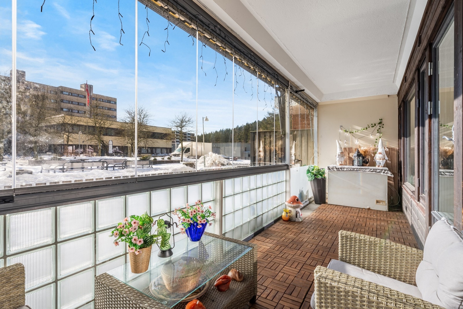 Solrik, overbygget og innbygget terrasse gjør at dagene og kveldene kan nytes hele året. Galleribilde