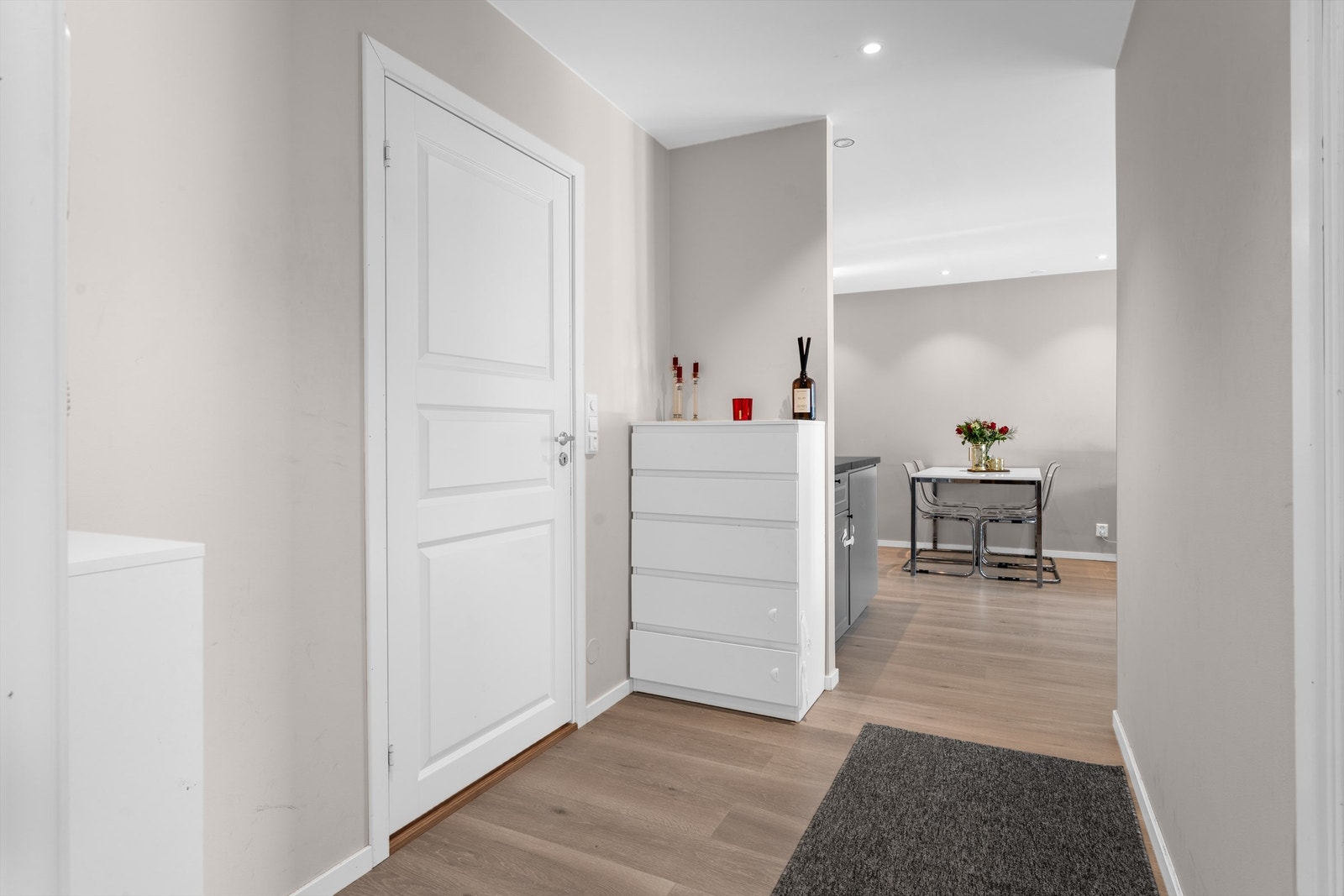 Entréen har plass til oppbevaring. Galleribilde