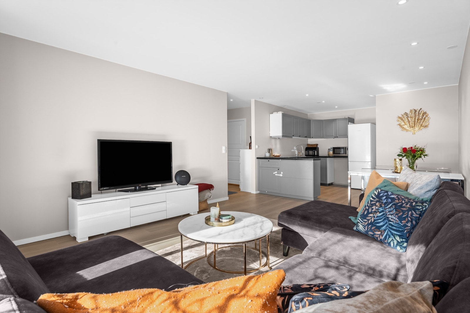 Leiligheten holder en lys tone som sammen med de store vindusflatene gir en luftig følelse. Galleribilde