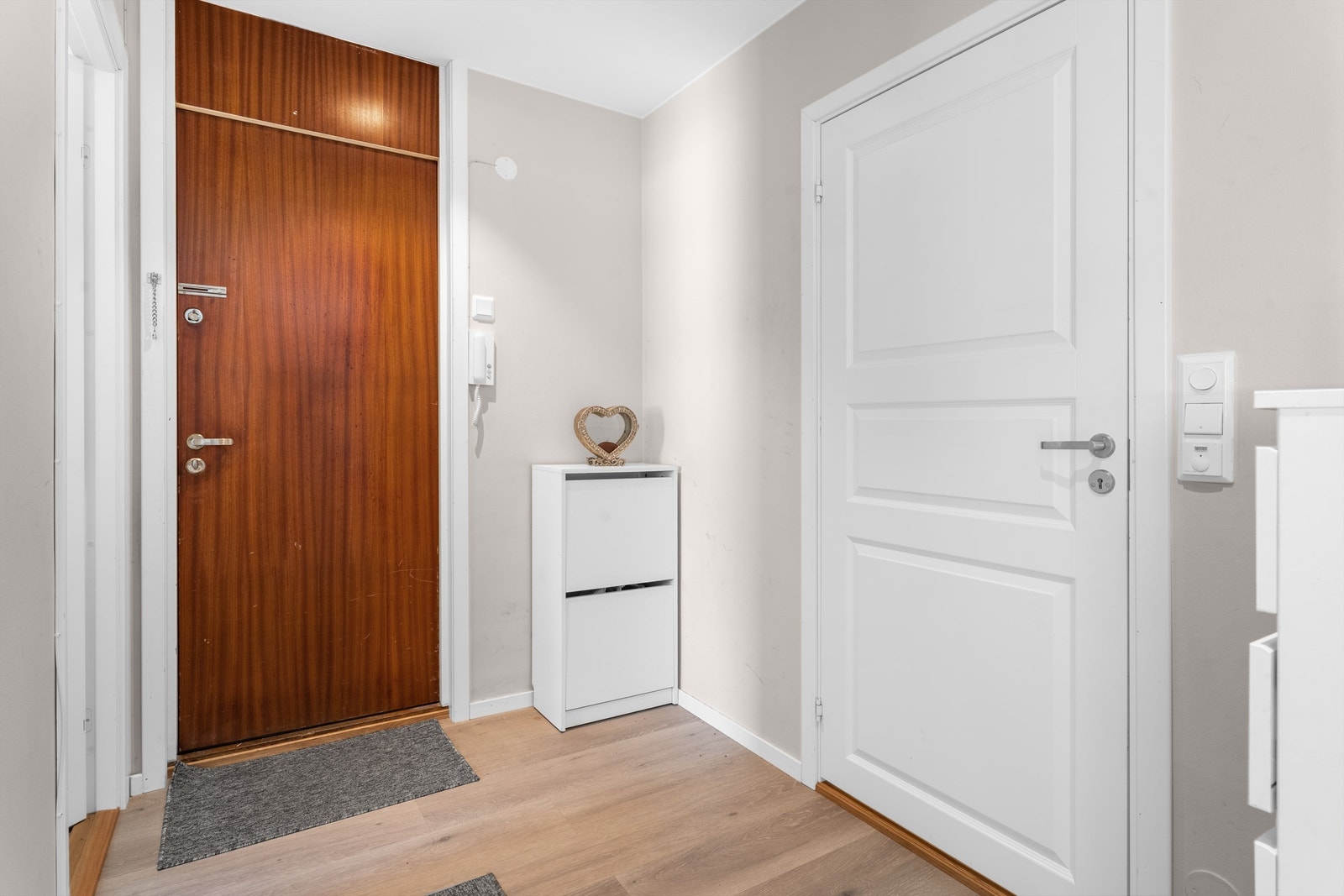 Fra den lyse entréen er det adkomst til bad og soverom. Galleribilde