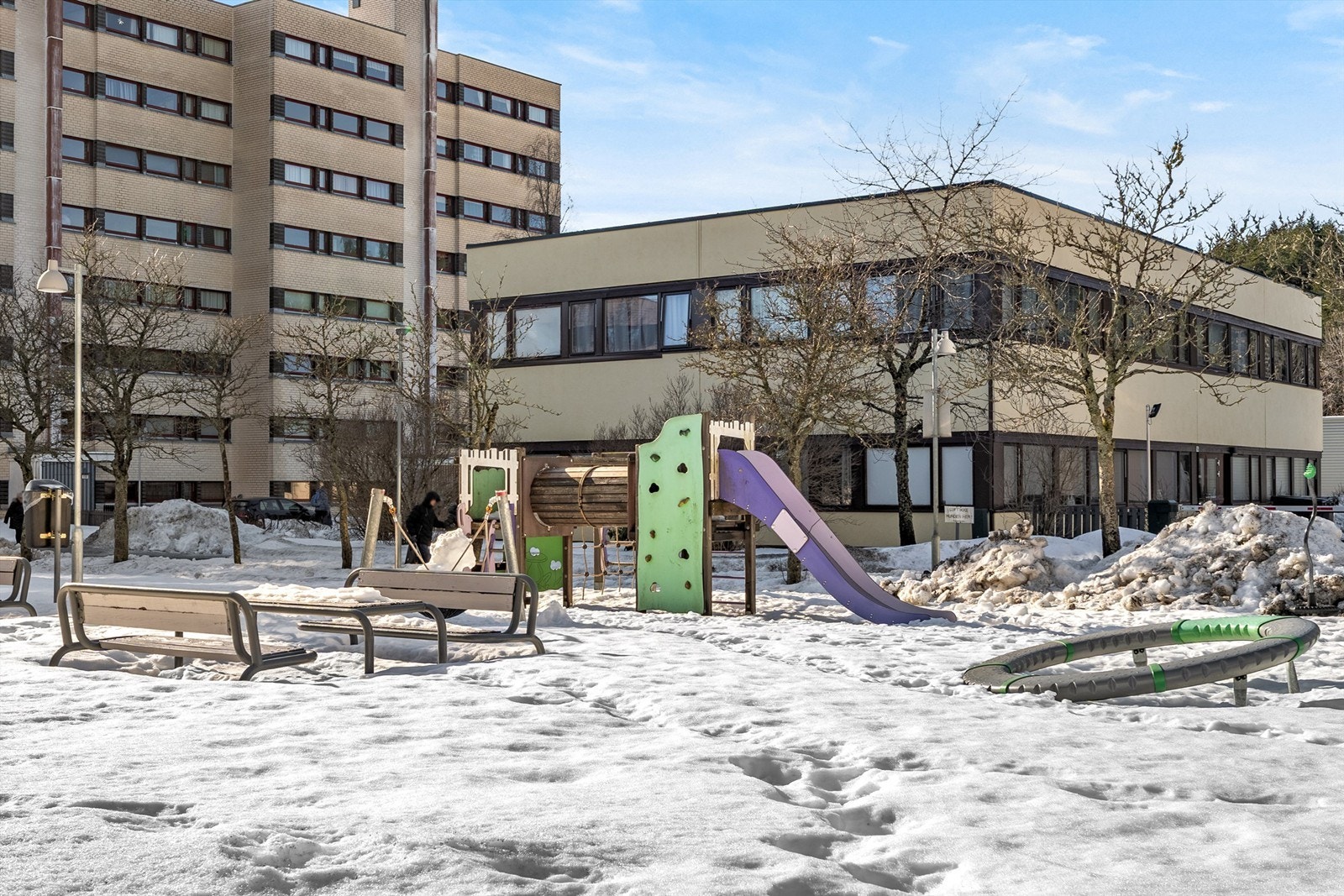 På fellesarealene er det lekeplass og flere hyggelige sittegrupper. Galleribilde