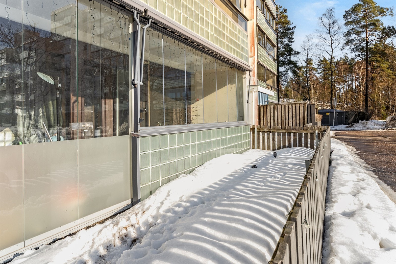 Balkongen har utgang til en liten forhage som disponeres og vedlikeholdes av leiligheten. Galleribilde