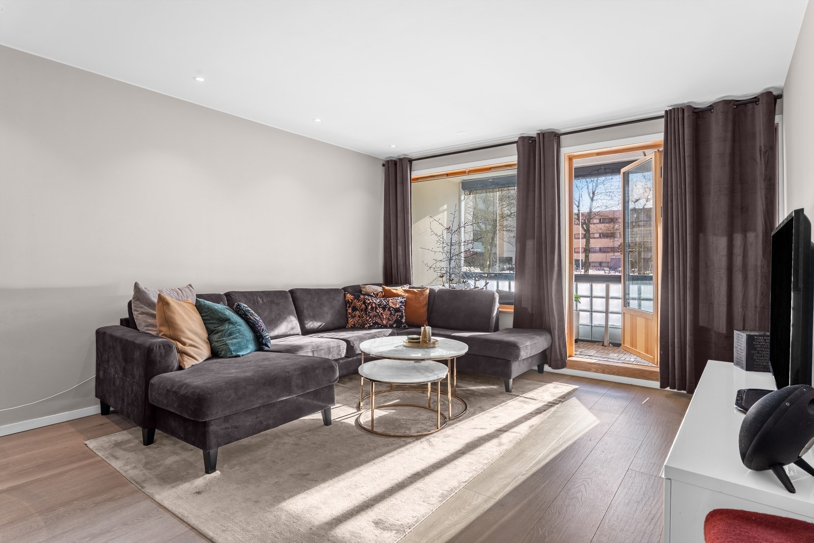 De store vinduene gir godt med lys. Her er det også utgang til sydvendt innglasset balkong. Galleribilde