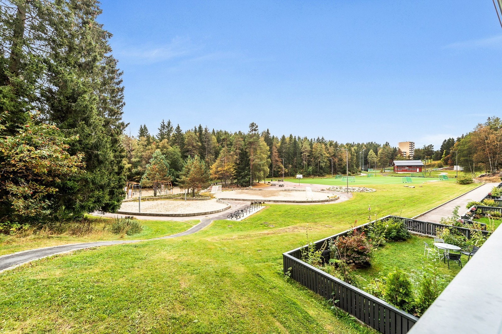 I området finner man både parker, turområder, lekeområder og badeplass. Galleribilde