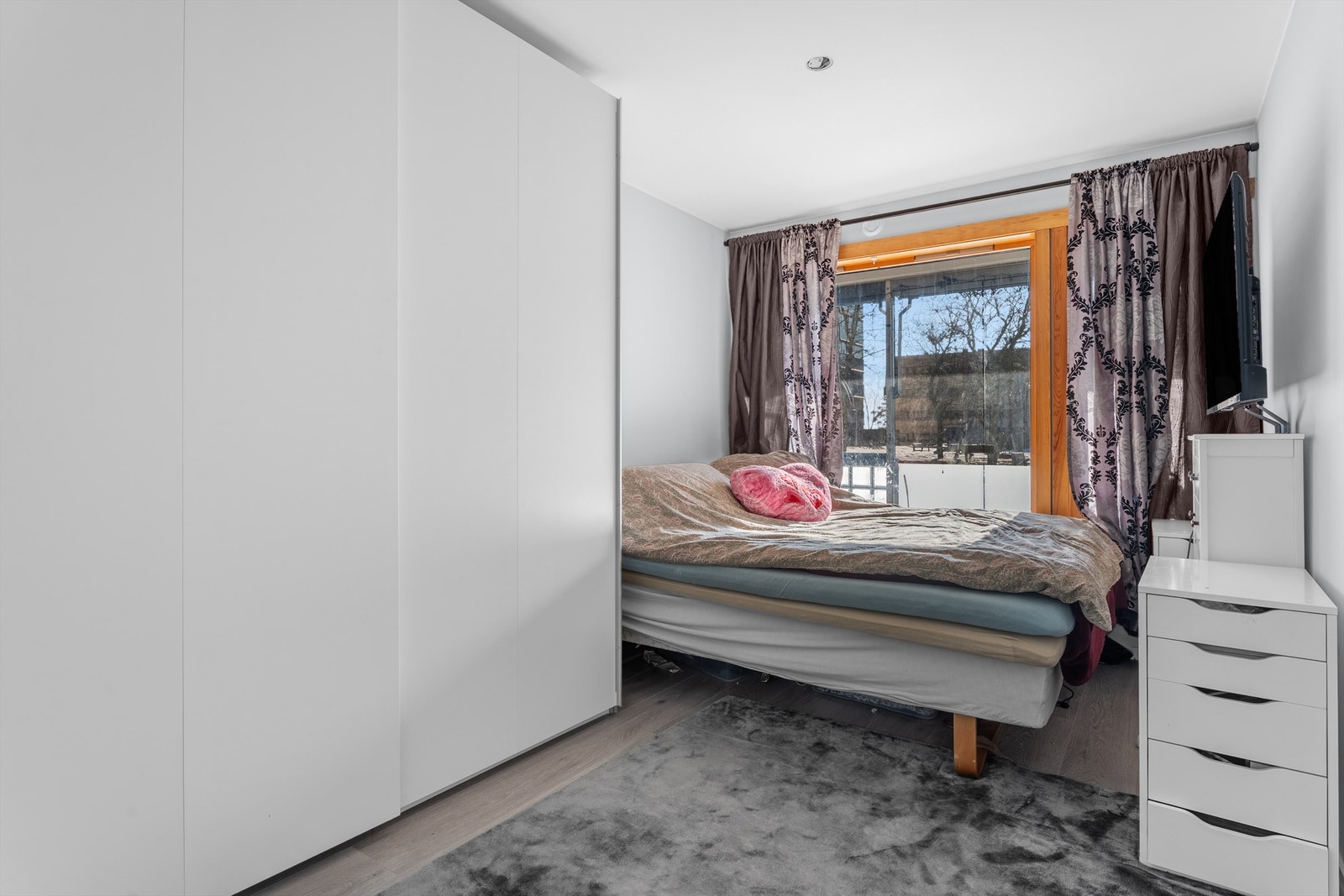 Soverommet har plass til dobbeltseng og har store vinduer Galleribilde