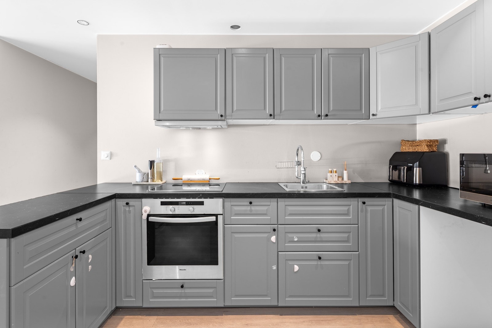 Kjøkkenet har integrert koketopp og stekeovn. Det er opplegg for oppvaskmaskin. Galleribilde