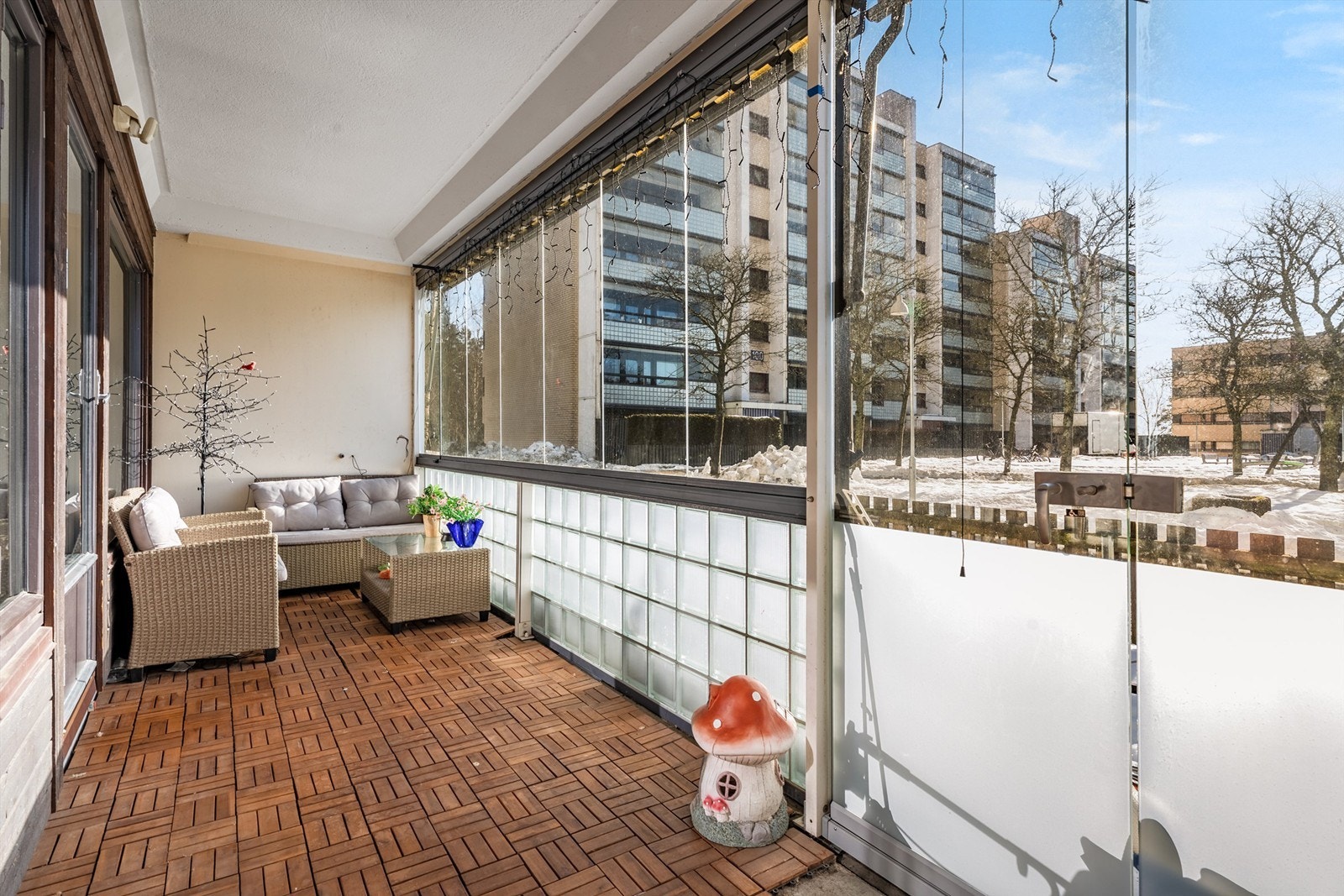 Fra balkongen er det fritt utsyn til de hyggelige fellesarealene. Galleribilde