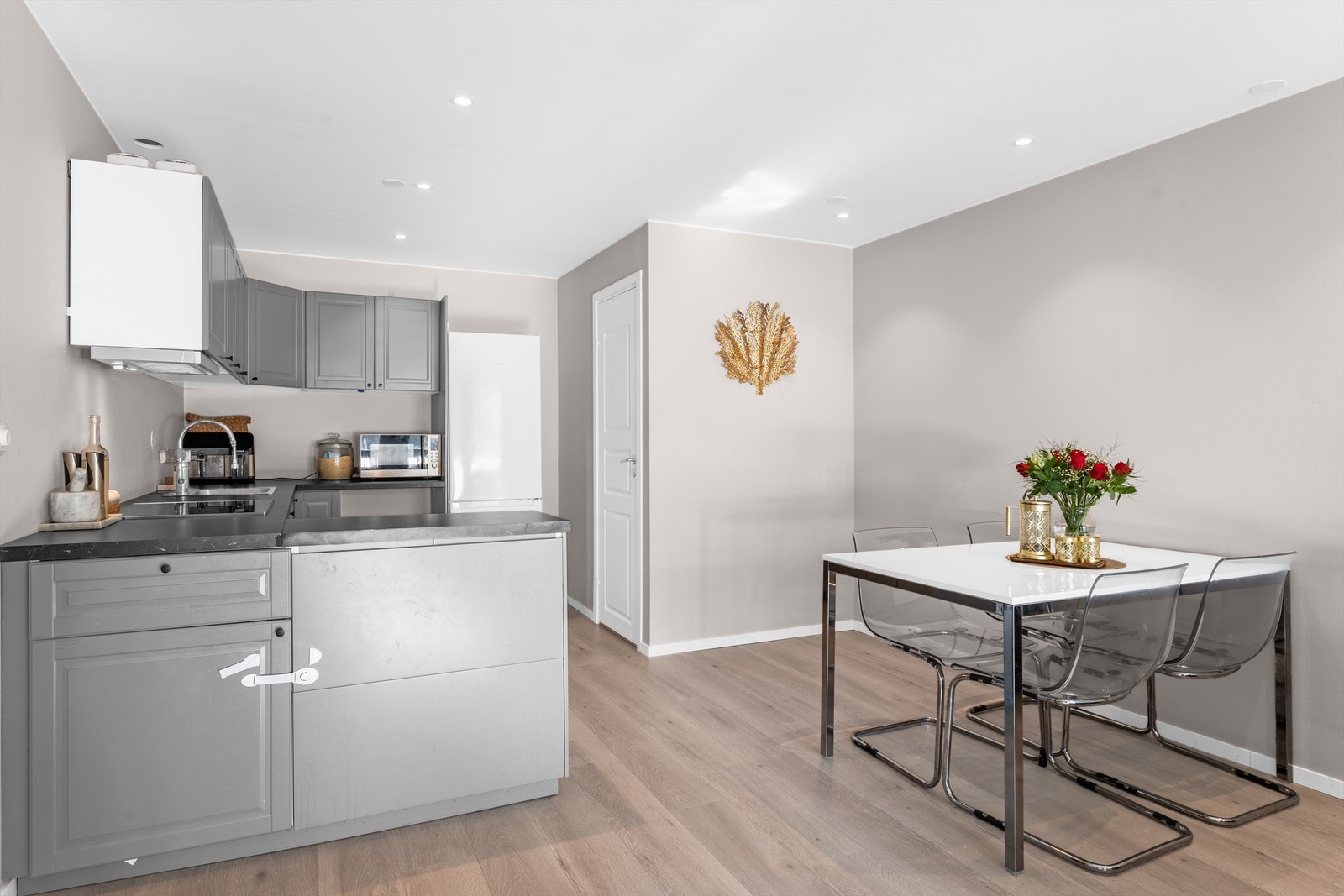 Kjøkkenet ligger i åpen løsning mot stue Galleribilde