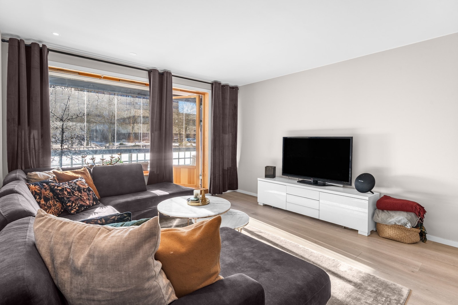 Stuen har også plass til TV- og sofaløsning. Galleribilde