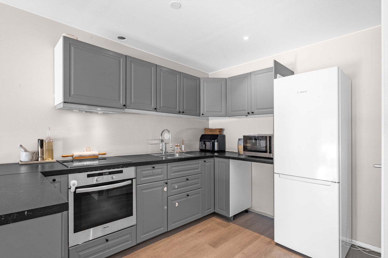 Kjøkkenet er fra 2022 og holder en klassisk stil, fra kjøkken er det praktisk innvendig bod. Galleribilde