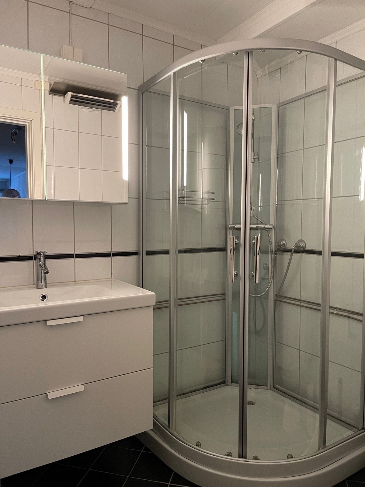 Badet er innredet med kabinett, servant og WC Galleribilde