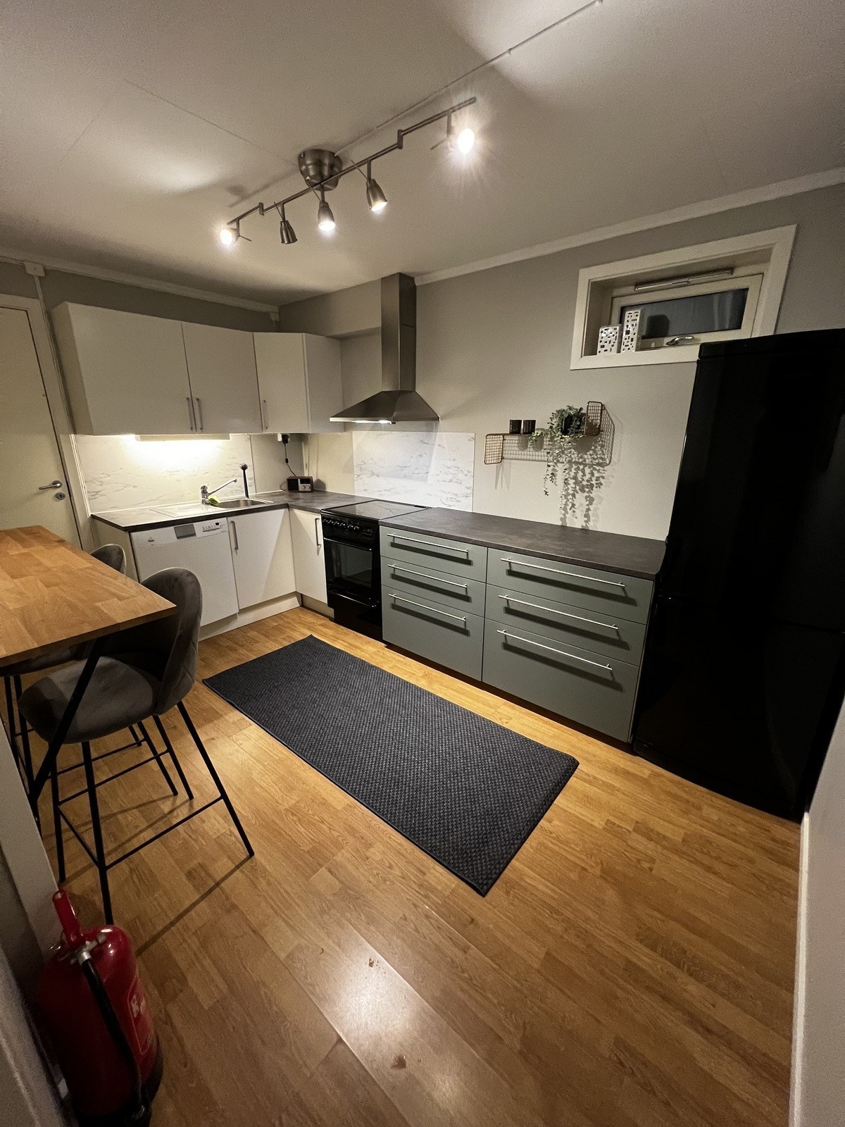 Flott kjøkken med mye benkeplass, alt av hvitevarer Galleribilde