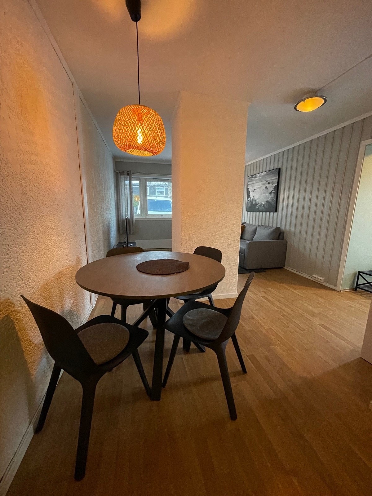 Stue med plass til spisebord og sofagruppe Galleribilde