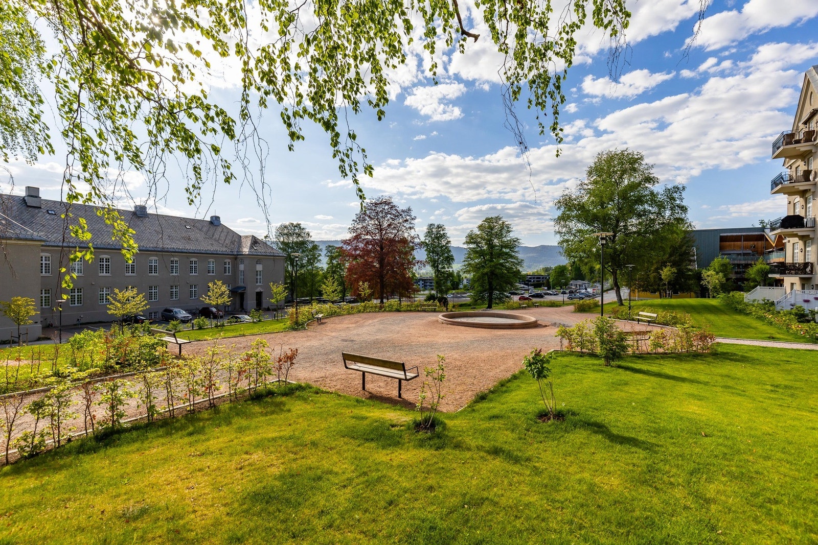Dette gir eiendommen et unikt og herskapelig preg, samtidig som det skaper hyggelige uteområder for beboerne. Galleribilde