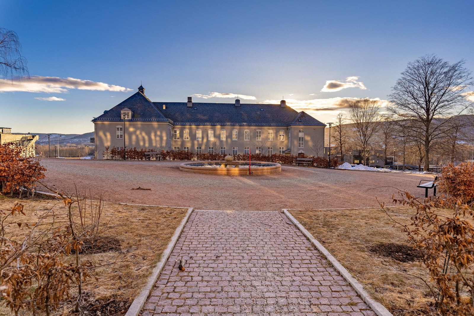 Leiligheten ligger i et historisk bygg som tidligere var Lier sykehus. Galleribilde