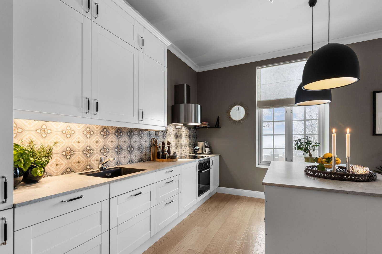 Alle hvitevarer medfølger handelen. Original Electrolux platetopp vil bli satt tilbake før overtakelse (det benyttes i dag en annen). Galleribilde