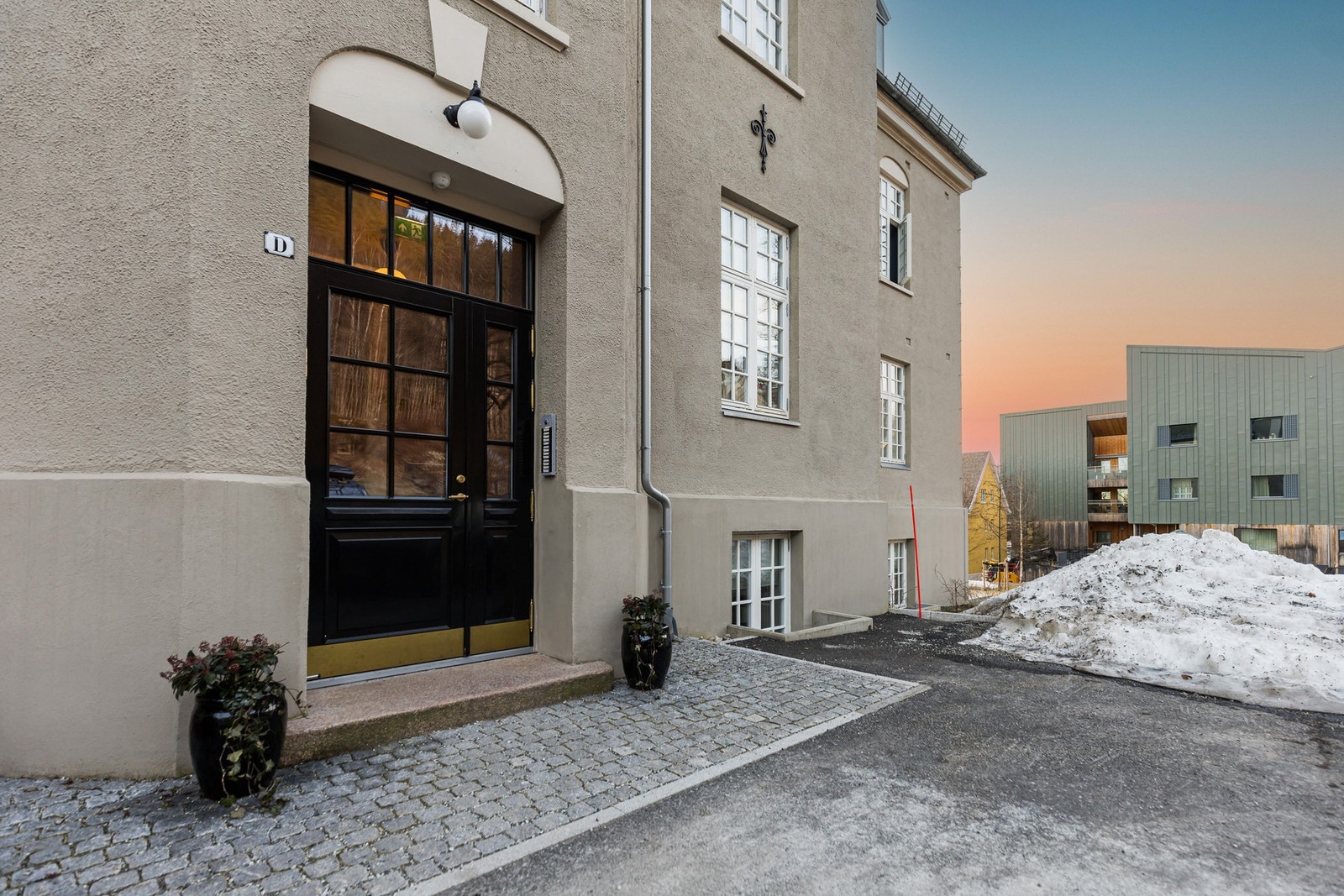 Fra oppgangen er det adkomst via ny ytterdør til leilighetens entré. Galleribilde