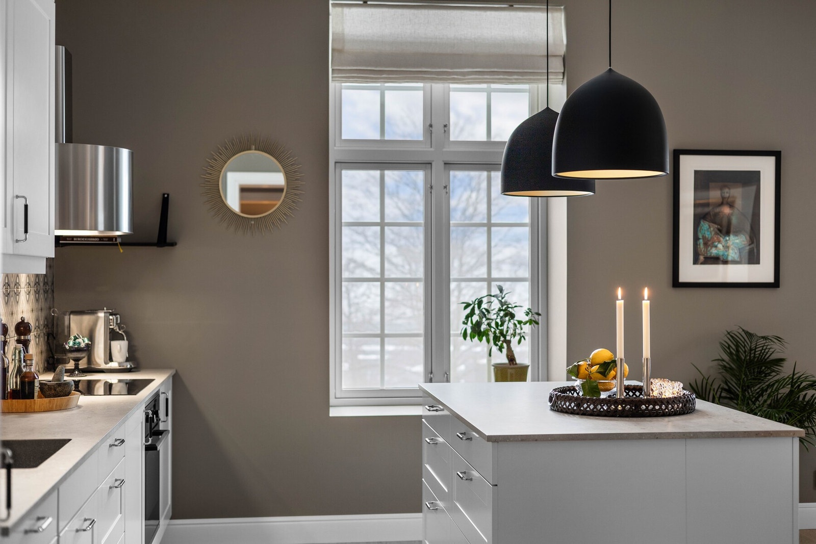Veggene er malt i en mørkere gråtone som skaper en lun atmosfære, mens parkettgulvet bidrar til et helhetlig og stilrent uttrykk. Galleribilde