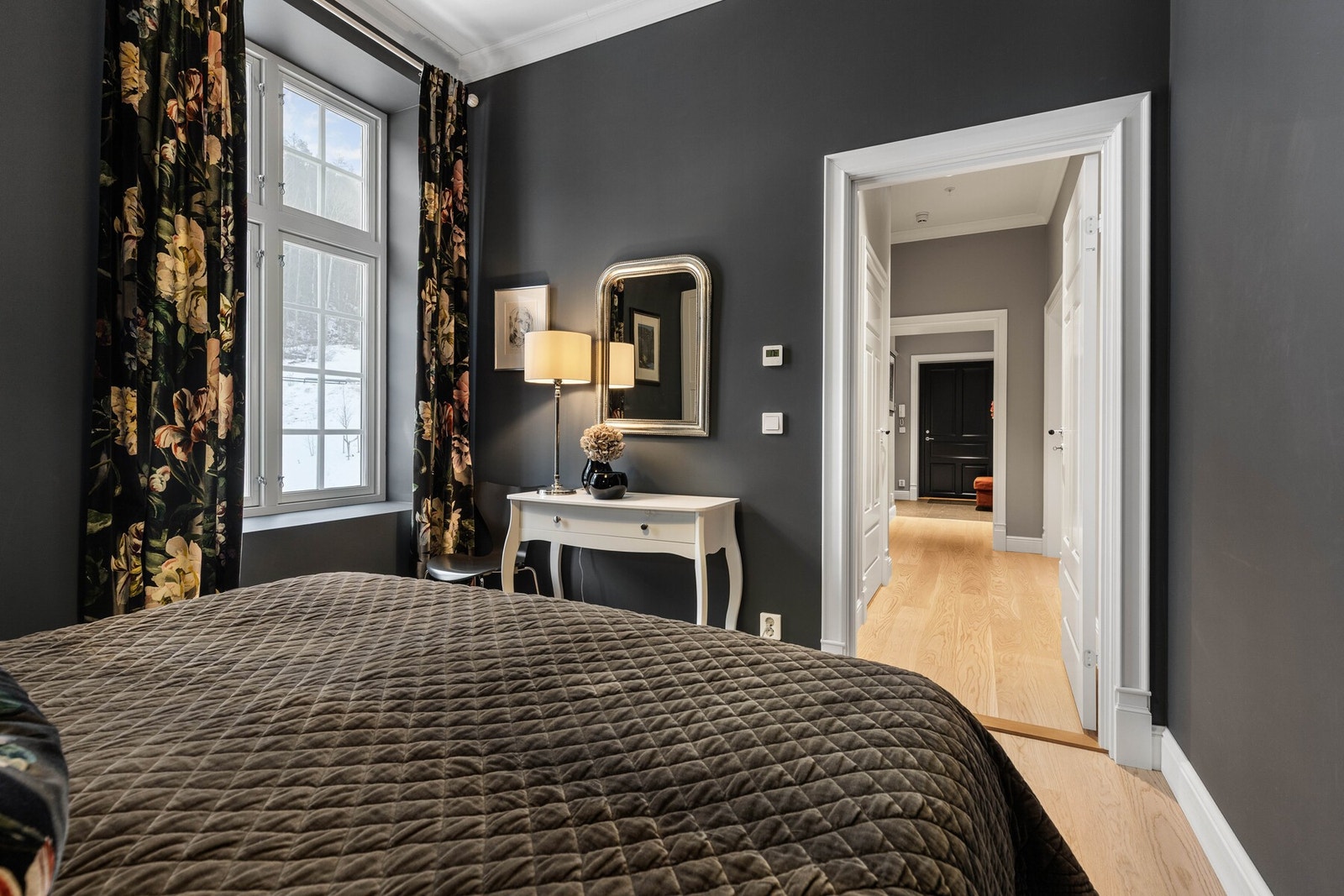 Begge rommene fremstår lyse og delikate med parkett på gulvene og vegger malt i gråtoner, hvor det ene soverommet har en noe mørkere og lunere farge. Galleribilde