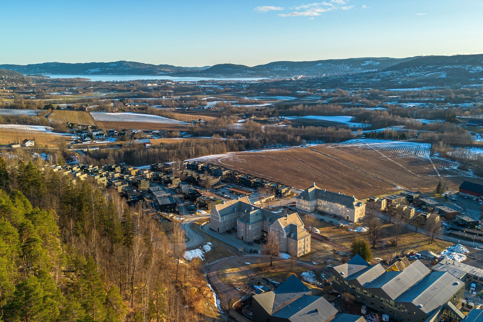 Leiligheten har naturskjønn beliggenhet i Lier Hageby, ca. 2 km fra Lierbyen sentrum. Galleribilde