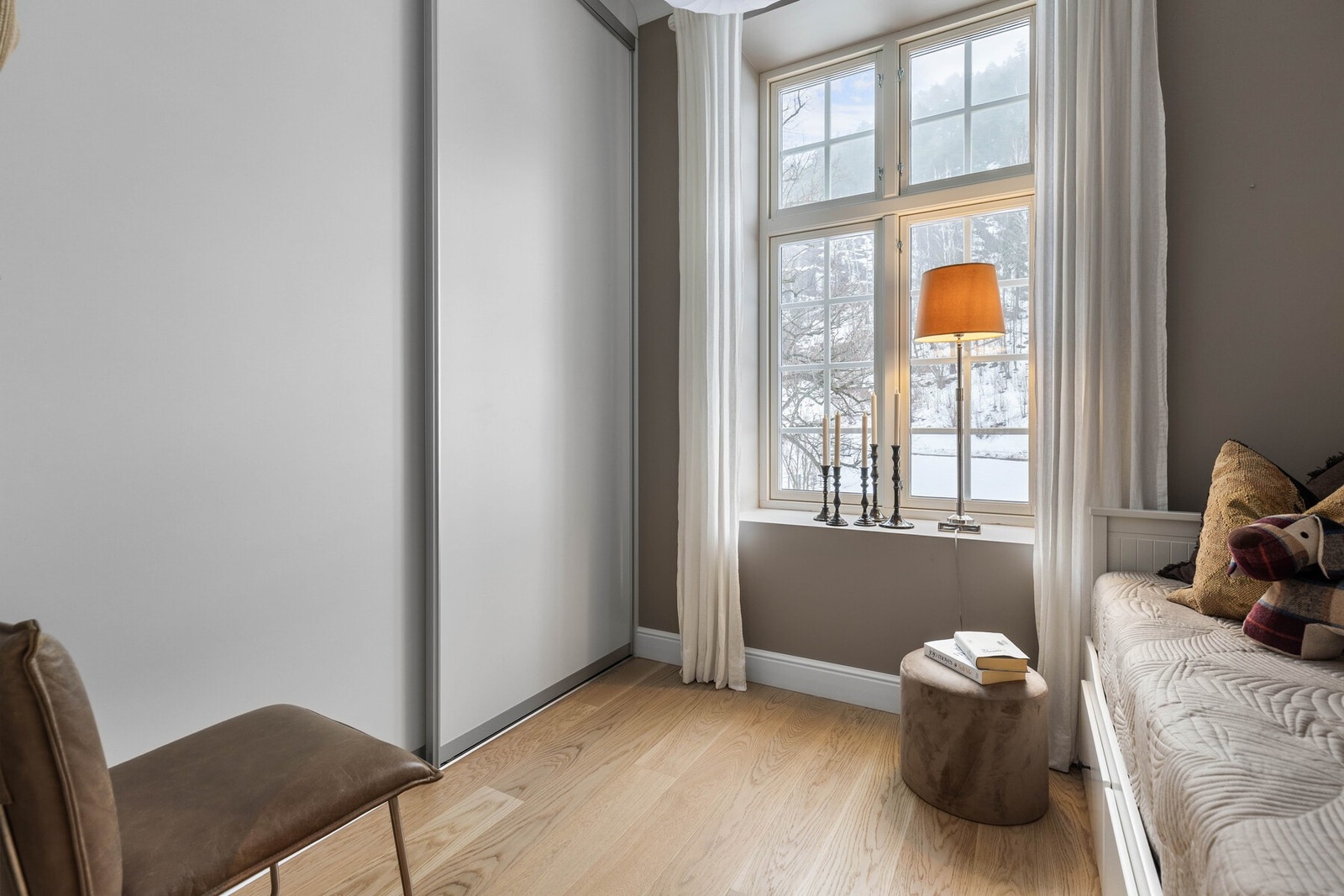 Begge soverommene er også utstyrt med garderobeskap som gir praktisk oppbevaringsplass. Galleribilde