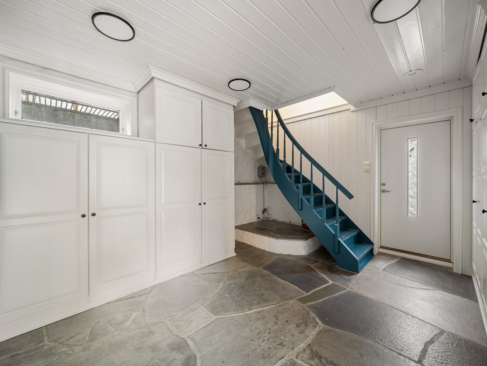 Hall/gang i underetasjen med skifer på gulv. Galleribilde