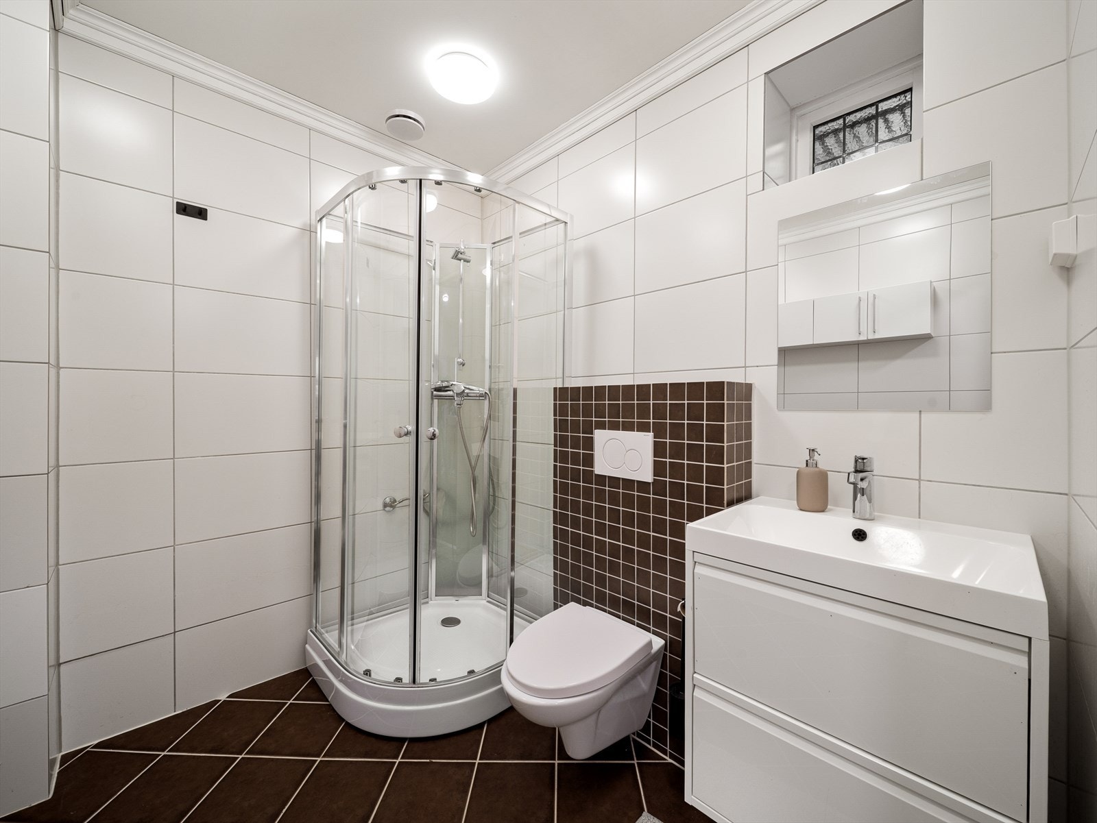 Badet er helfliset med elektriske varmekabler i gulv. Galleribilde