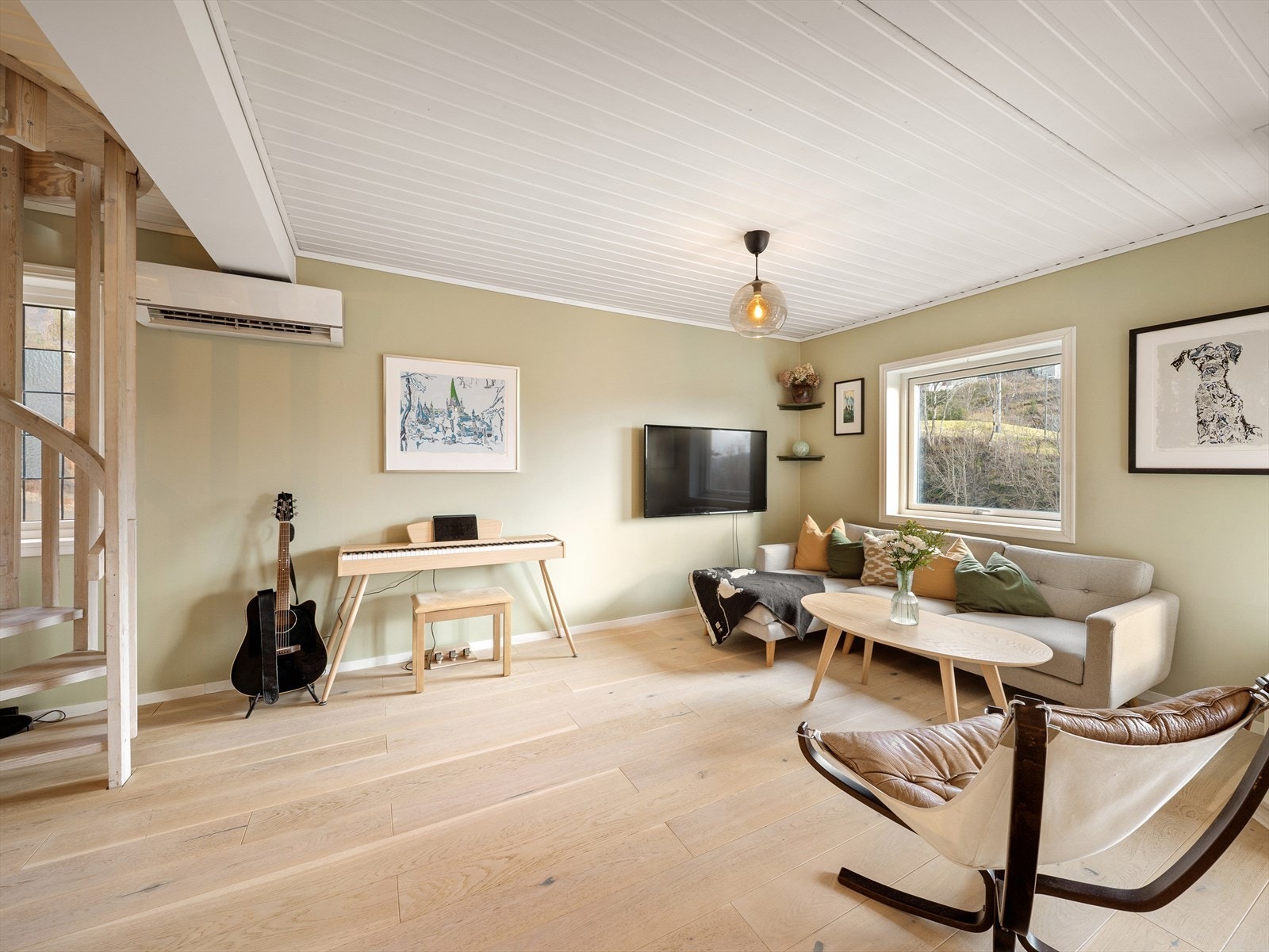 Stuen har 1-stavs eikeparkett på gulv og vegger malt i moderne og behagelige farger. Galleribilde