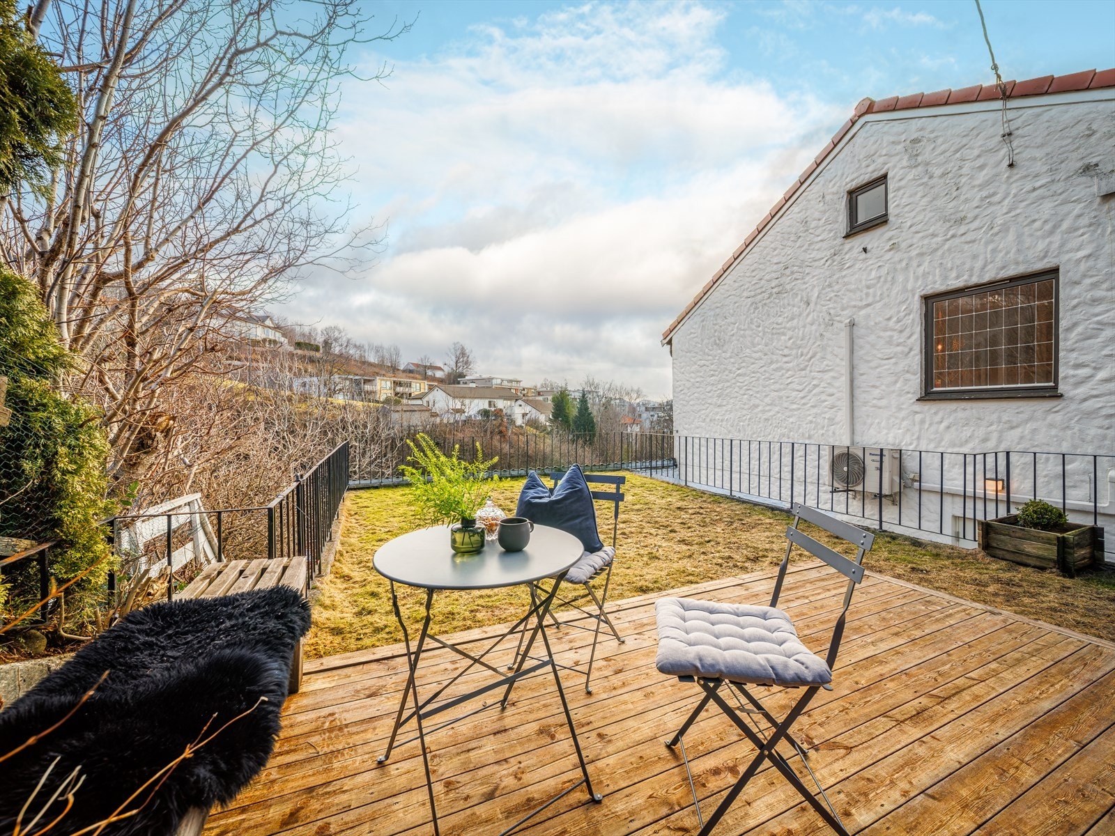 God plass til utemøblement, grill og lekeplass for barna. Galleribilde