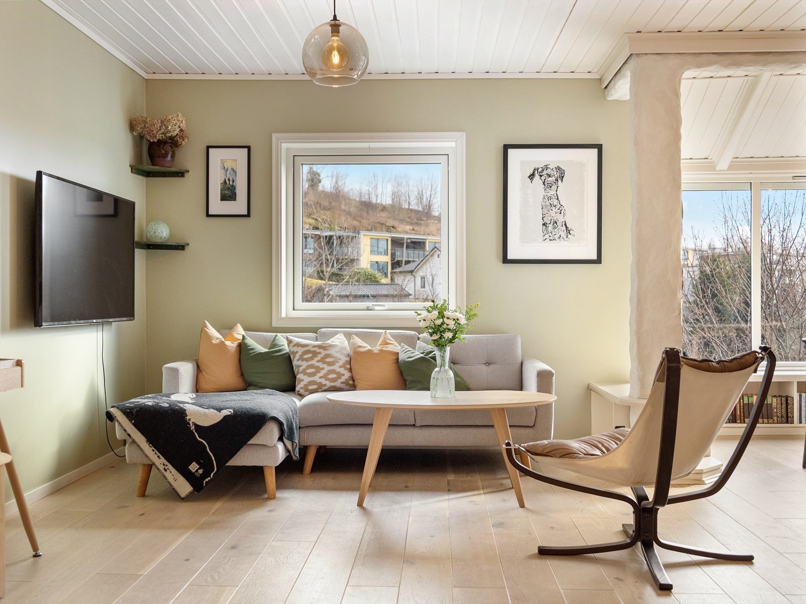 Stuen har god plass til ønsket møblement og plass til å innrede flere soner. Galleribilde