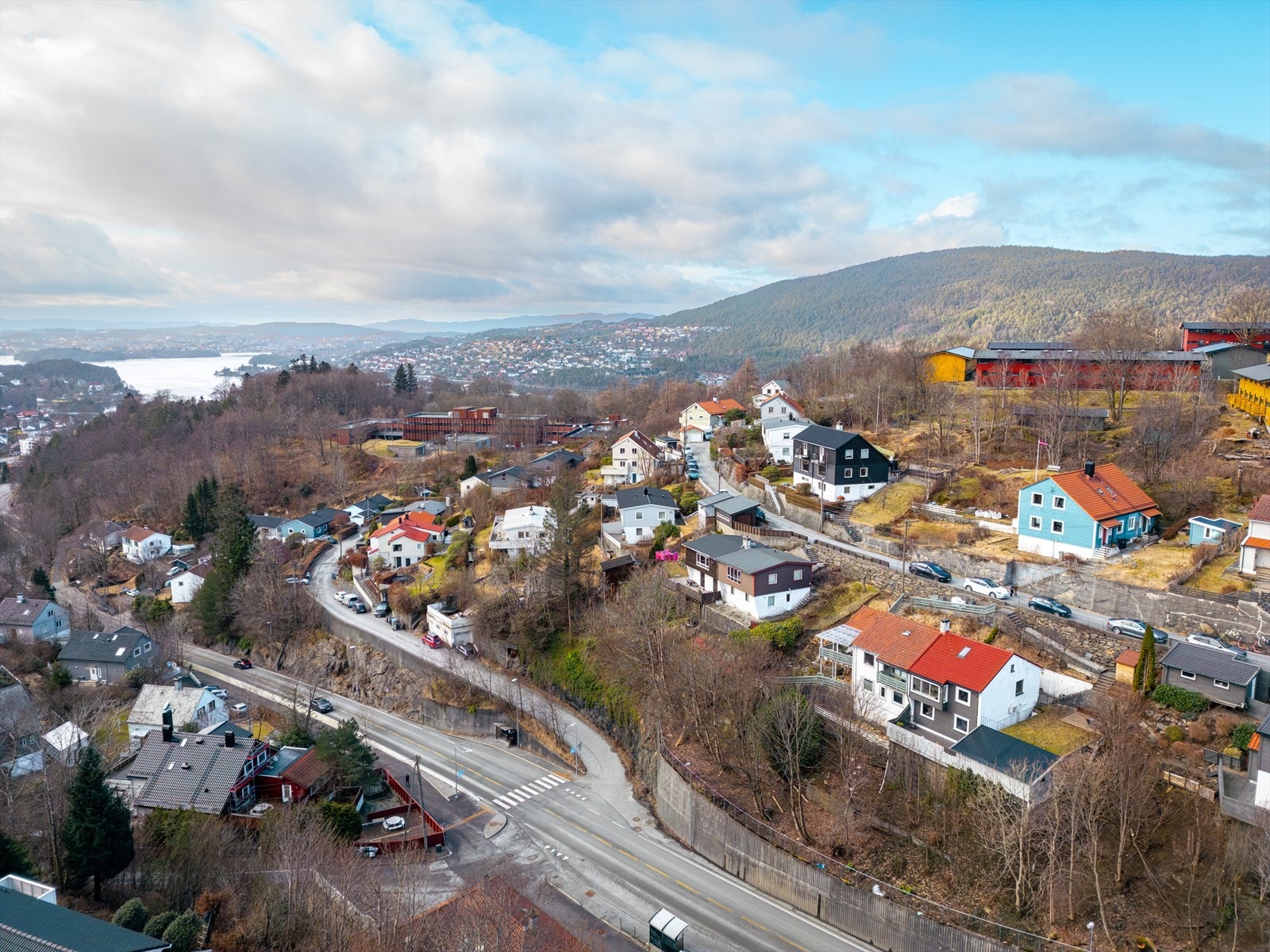 Nattlandsåsen er en blindvei uten gjennomgangstrafikk og byr på et barnevennlig bomiljø. Galleribilde
