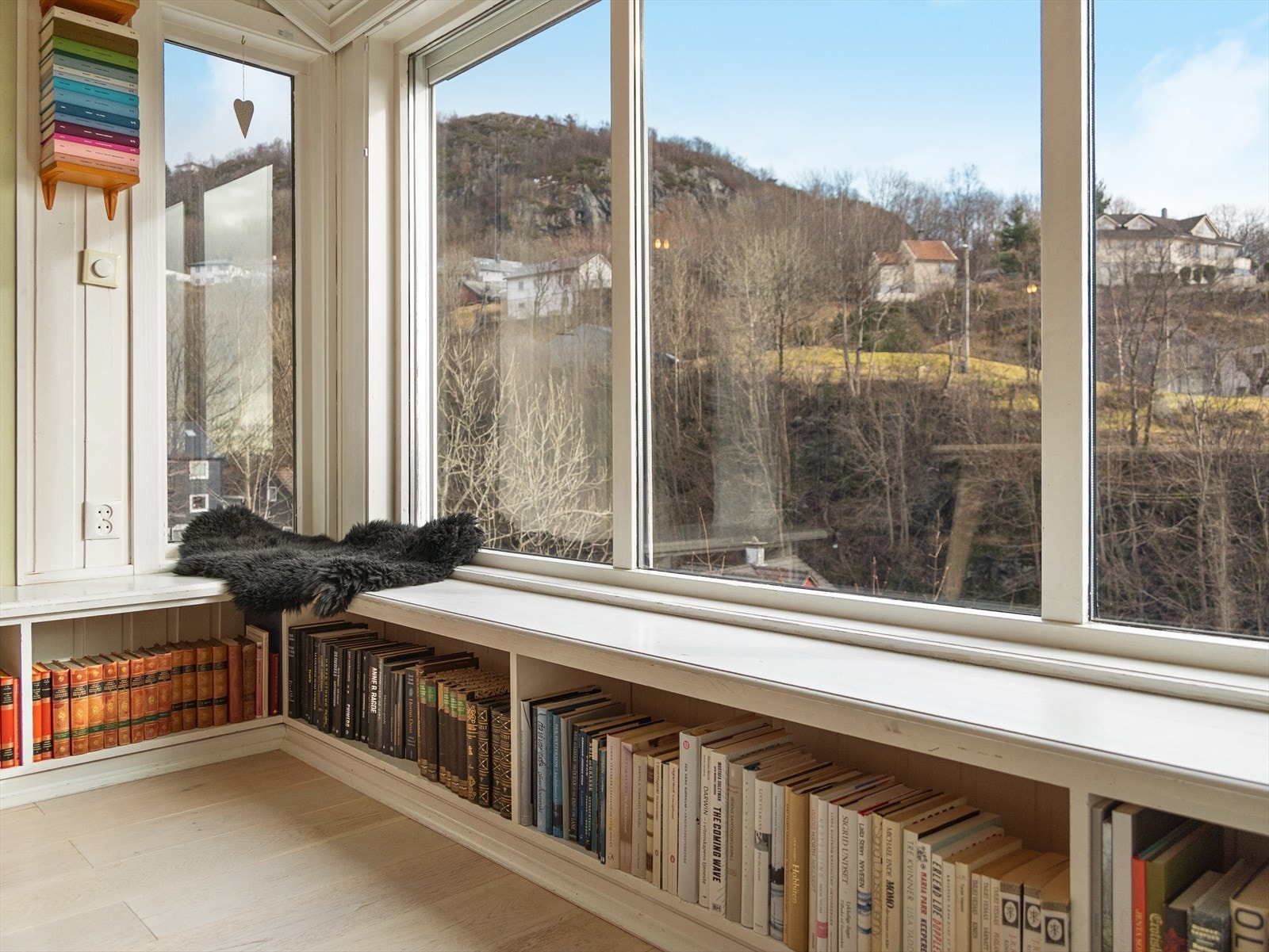 Plassbygget benk/bokhylle - perfekt lesekrok for små og store. Galleribilde