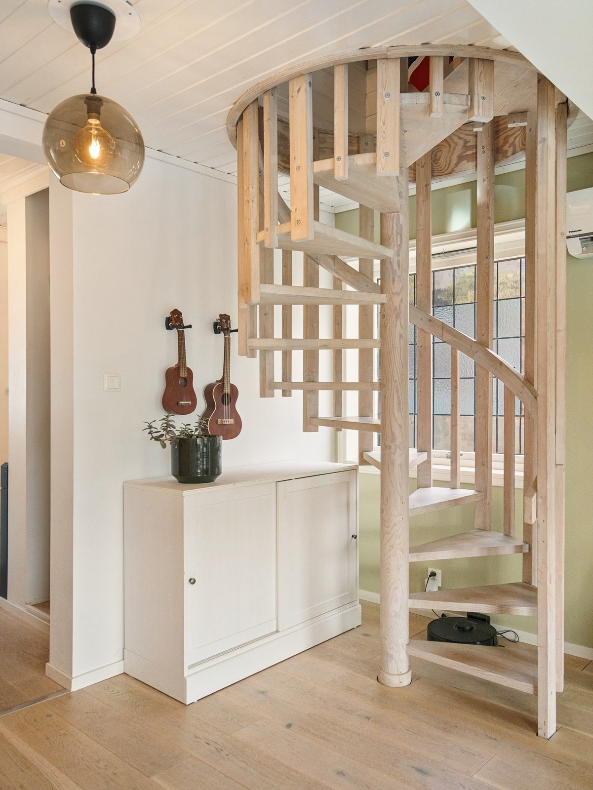 Stilig vindeltrapp opp til loftsetasjen. Galleribilde