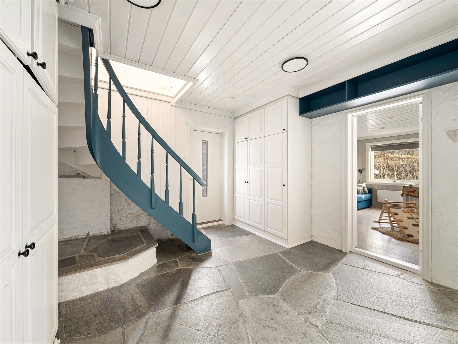 Hallen har godt med garderobeskap, og god plass til yttertøy og sko. Galleribilde