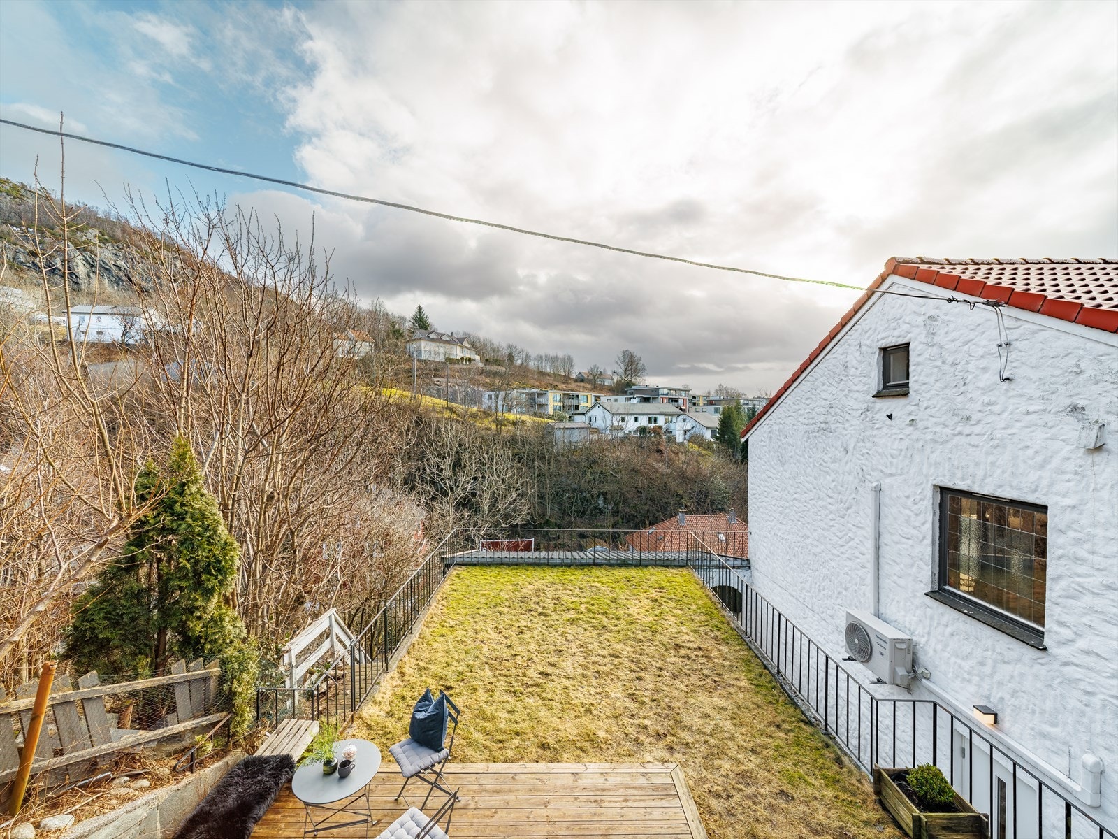 Hage med gressplen og terrasseplatting. Galleribilde
