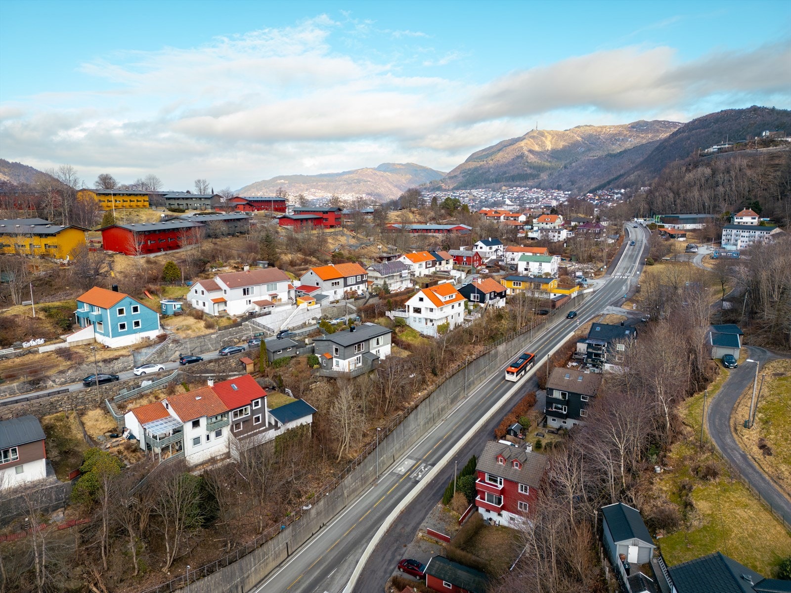 Her bor du med kort avstand til alle hverdagslige servicetilbud, gode kollektivmuligheter og fantastiske turområder. Galleribilde