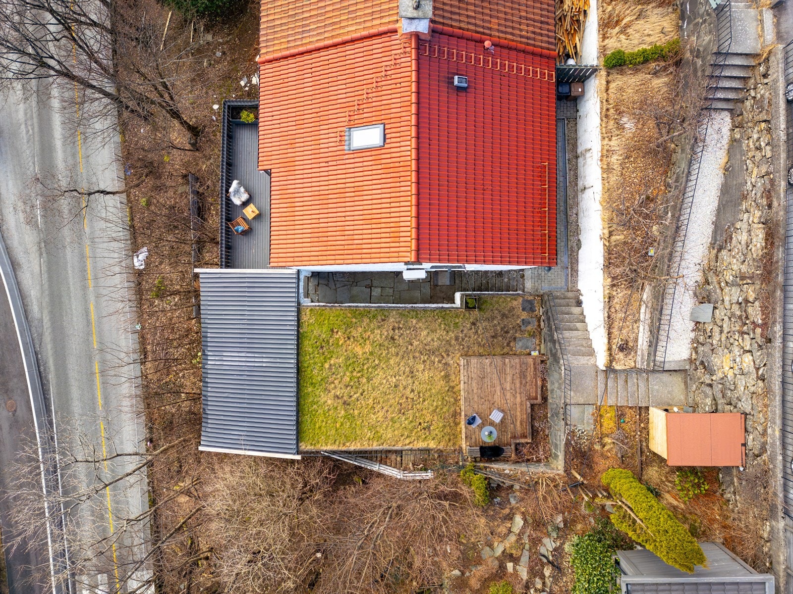 Boligen har godt med lagringsplass med to store utvendige boder. Galleribilde