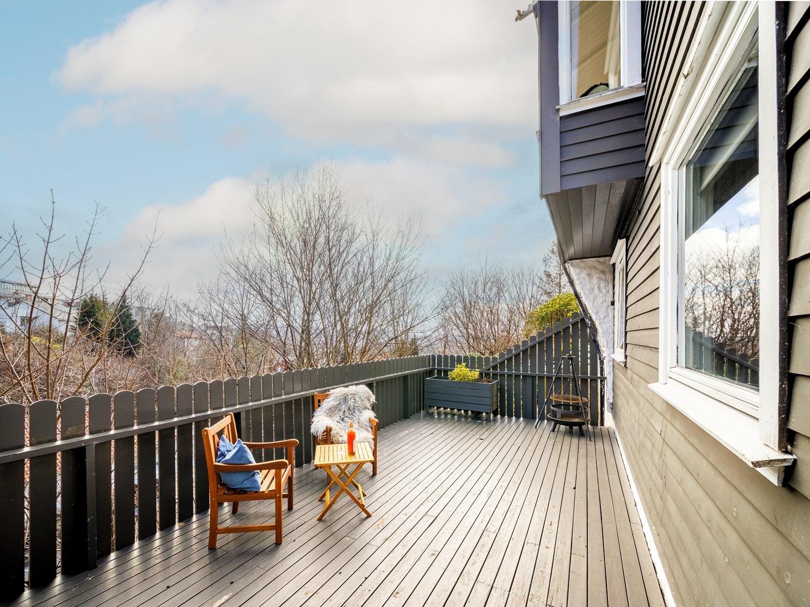 Stor terrasse på ca. 28 m² med flott utsikt. Galleribilde