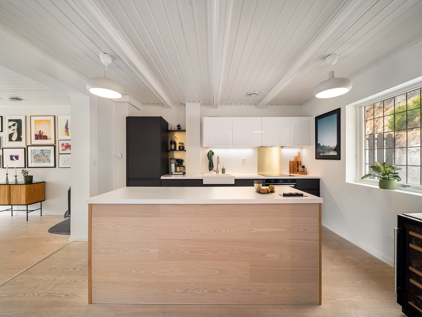 Godt med skap- og benkeplass. Kjøkkenet blir et naturlig samlingspunkt i boligen. Galleribilde