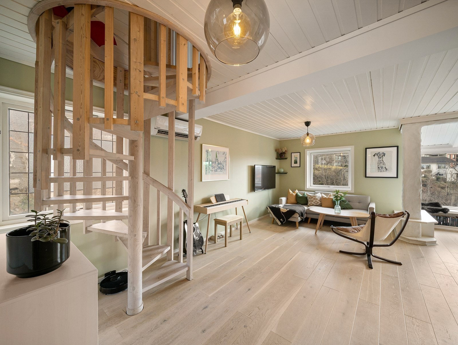 1. etasje byr på en romslig og åpen stue-/kjøkkenløsning. Galleribilde