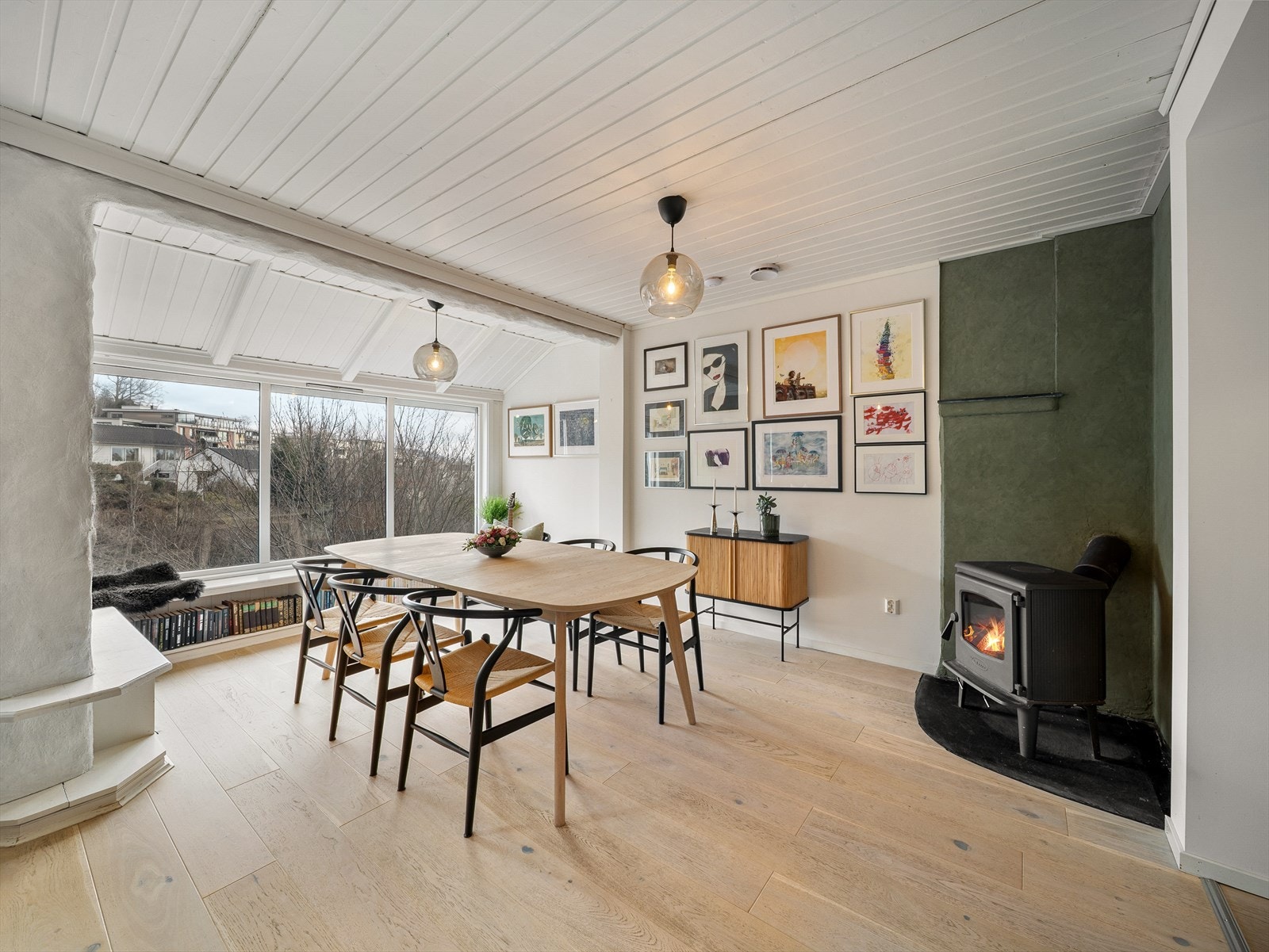 Det er både peisovn og varmepumpe i stuen. Galleribilde