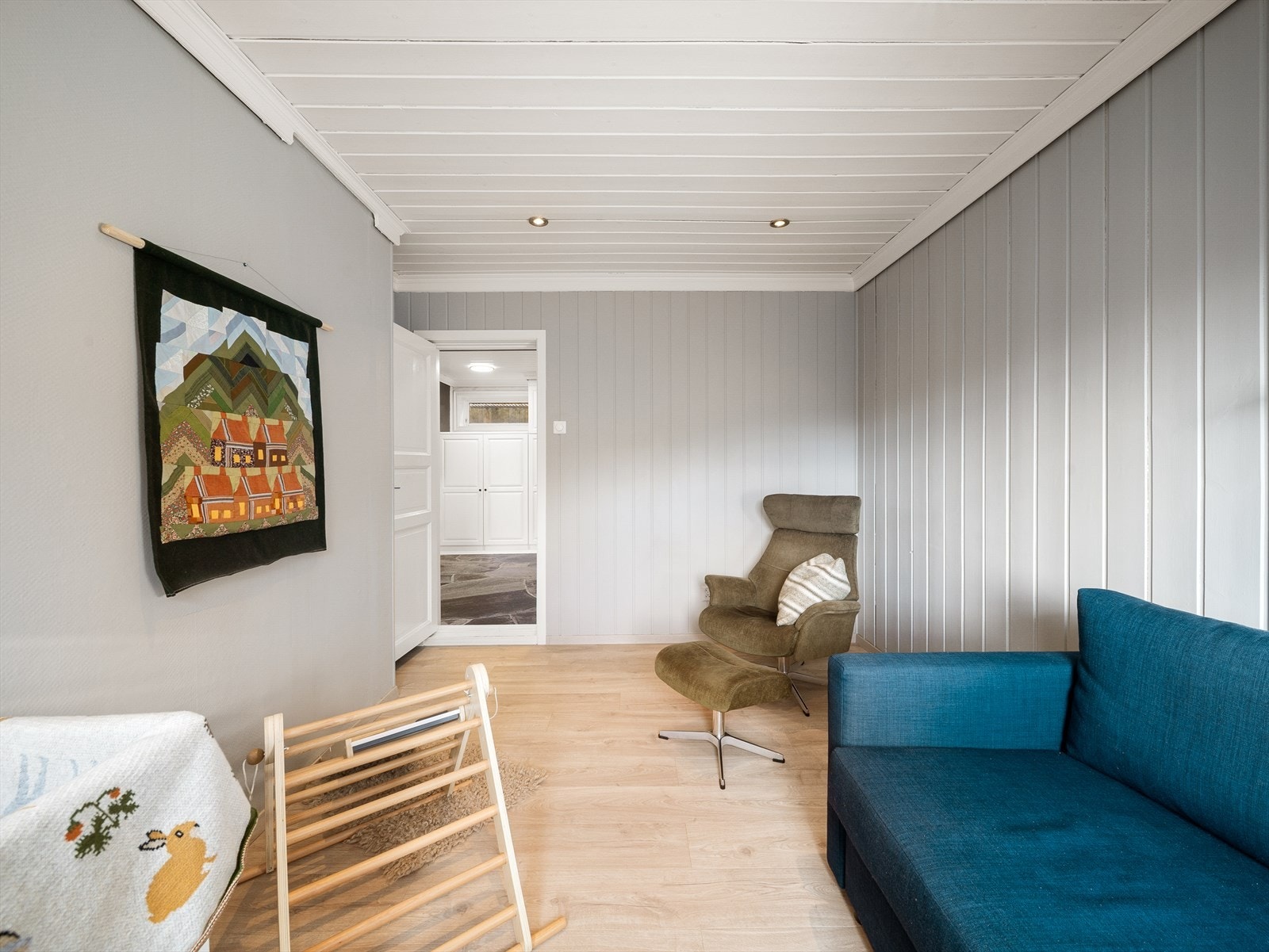 Soverommet er av god størrelse med plass til seng, nattbord og ellers ønsket møblement. Galleribilde