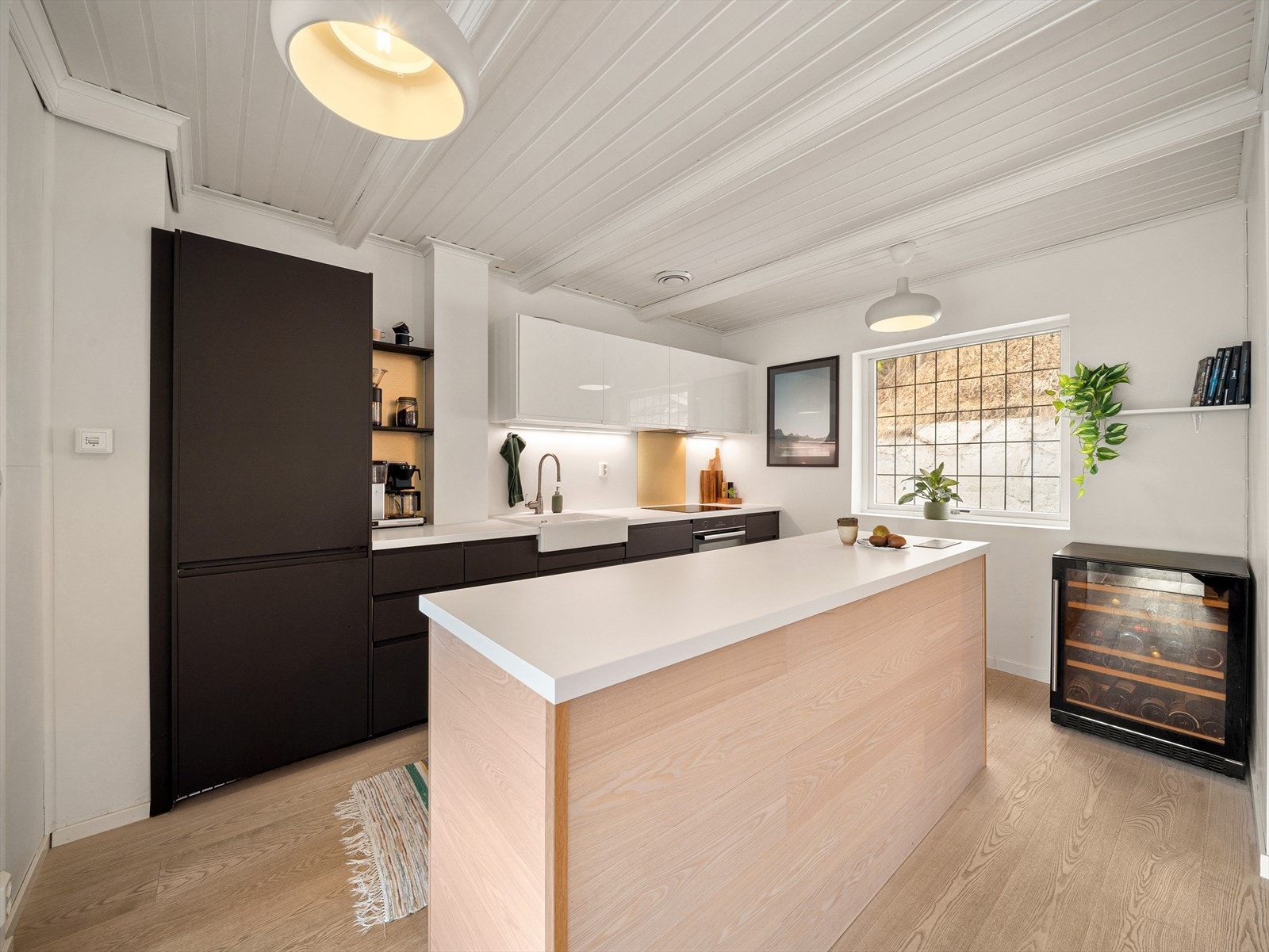 Kjøkkenet ble pusset opp i 2021 og har en praktisk øy. Galleribilde