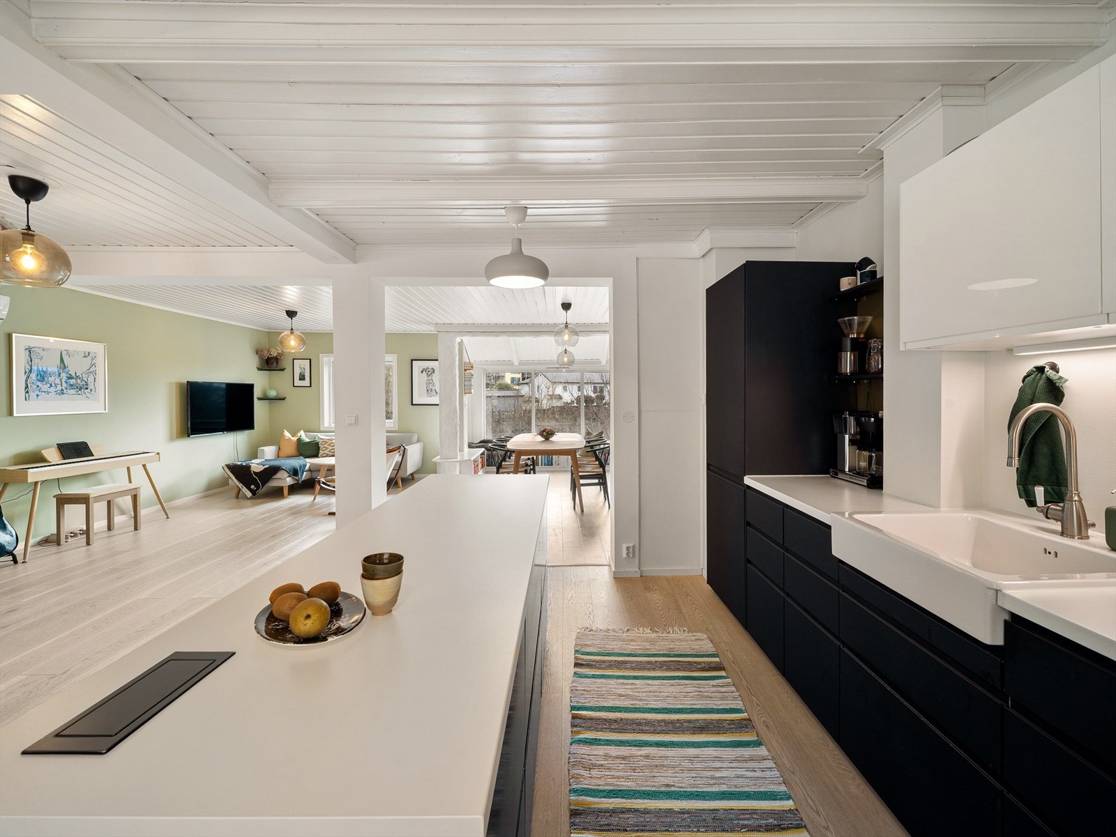 Her kan man enkelt holde gjestene med selskap underveis i matlagingen. Galleribilde