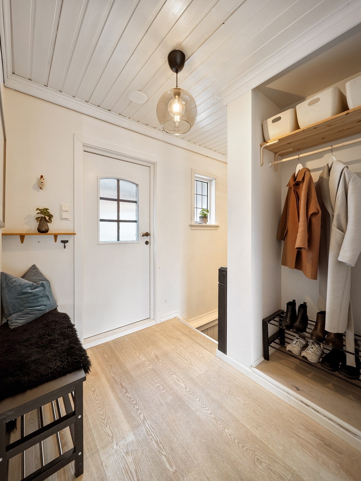 Entréen byr på rikelig med plass til å henge fra seg yttertøy og sette fra seg sko. Galleribilde