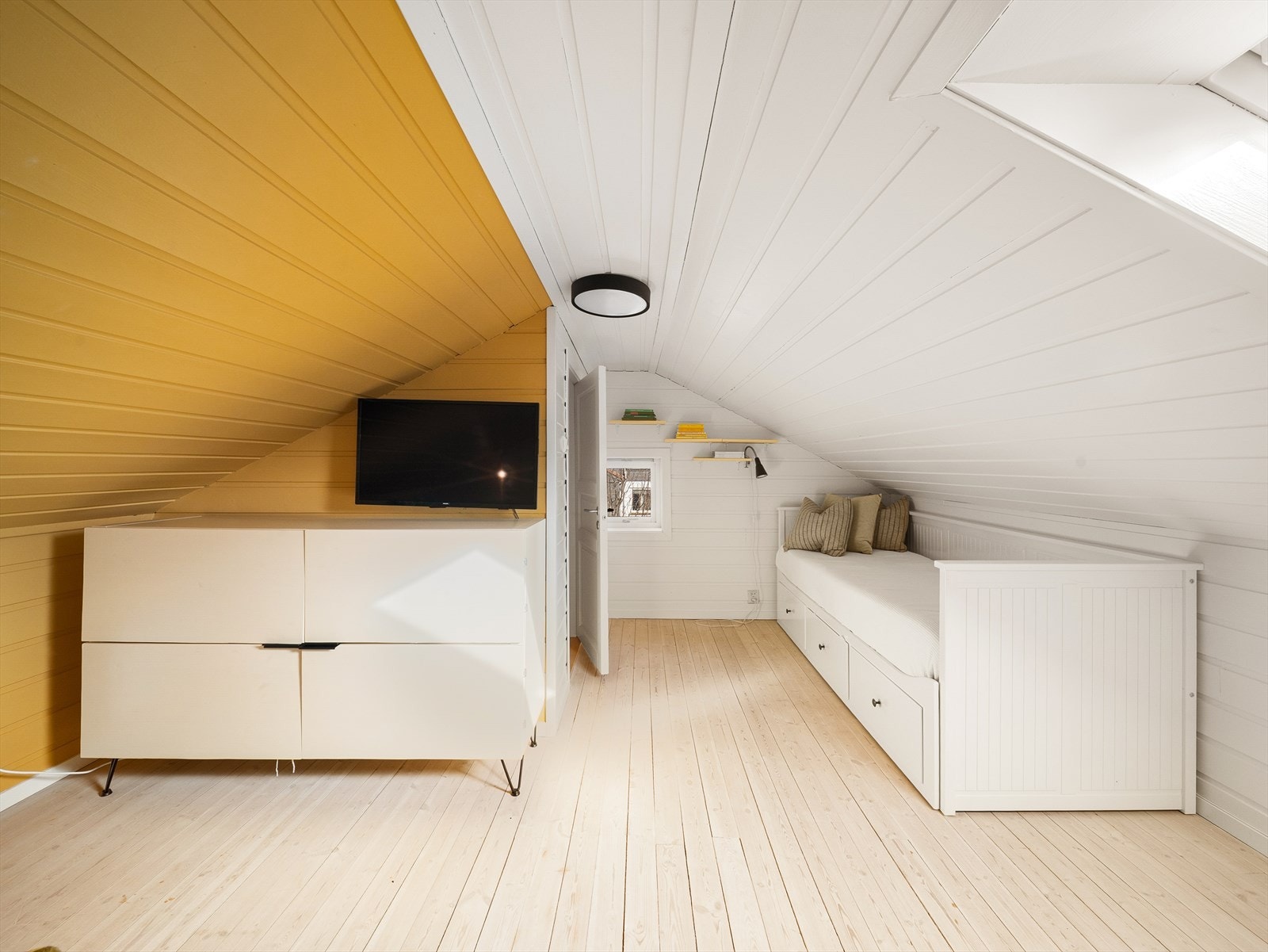 Lunt og fint furugulv. Galleribilde