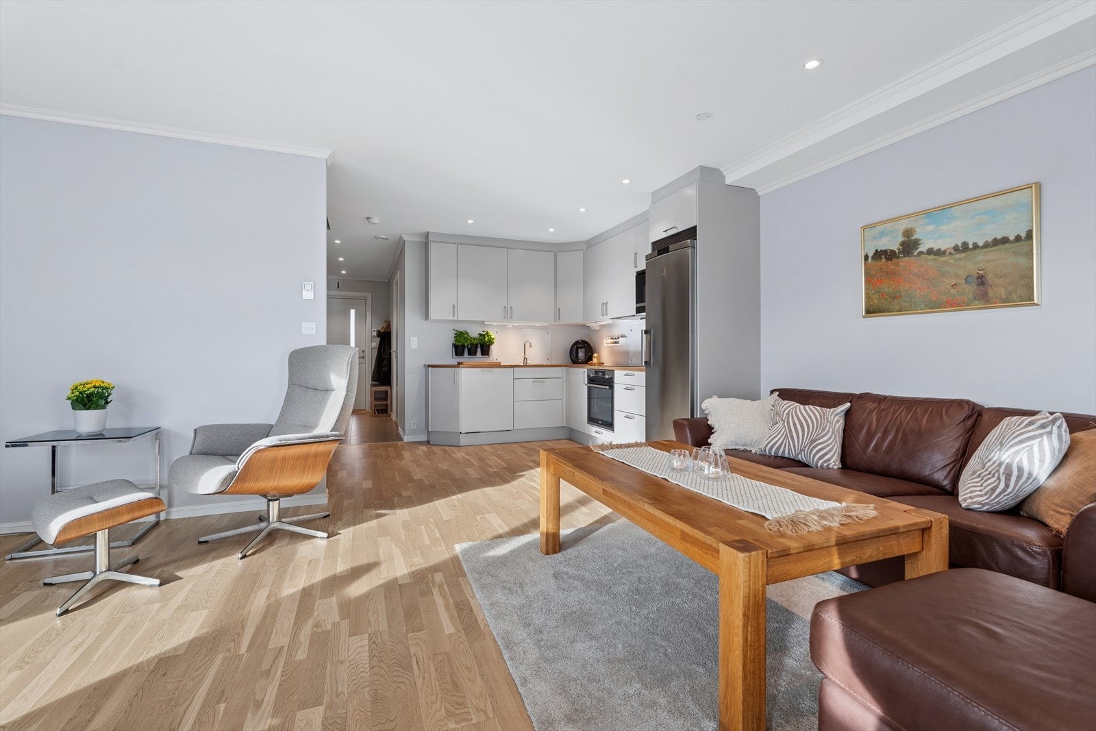 Stue med kjøkken i åpen løsning Galleribilde