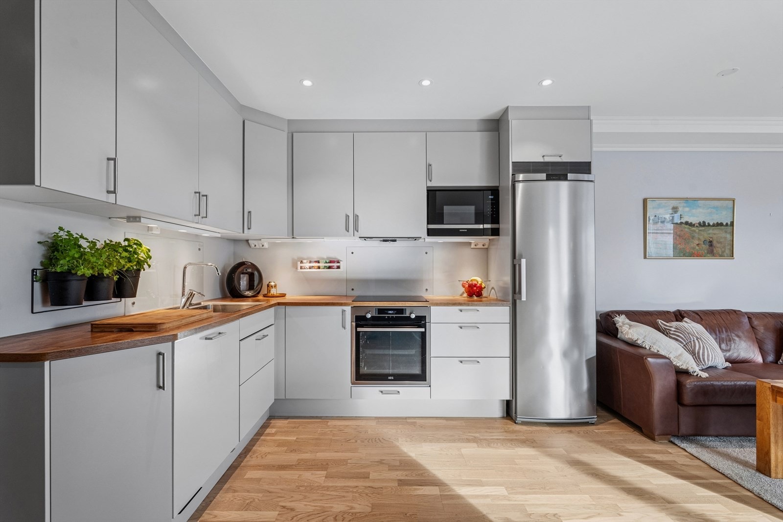 Pen Marbodal kjøkkeninnredning med slette fronter Galleribilde