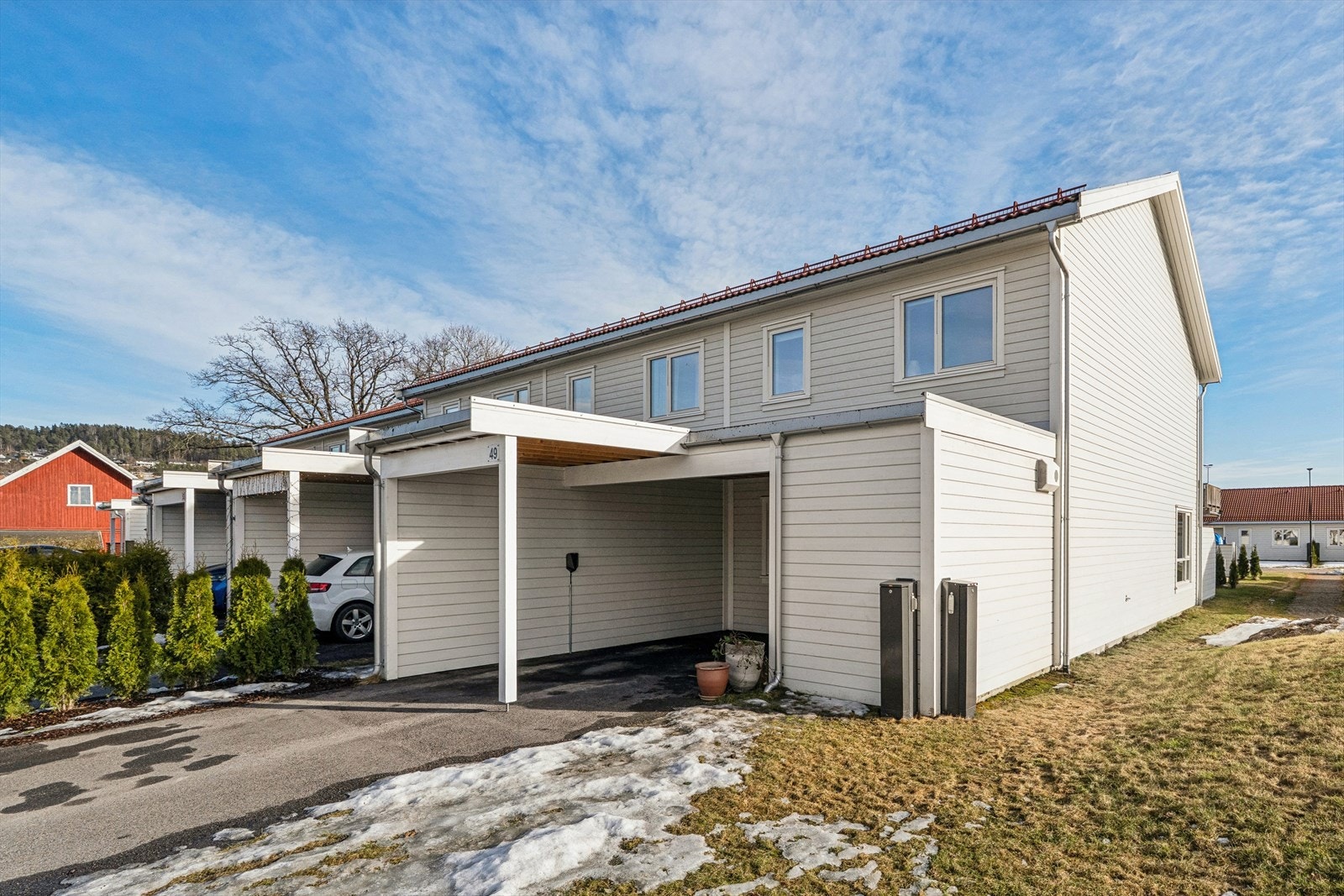 Parkering i carport hvor det er montert elbil lader Galleribilde